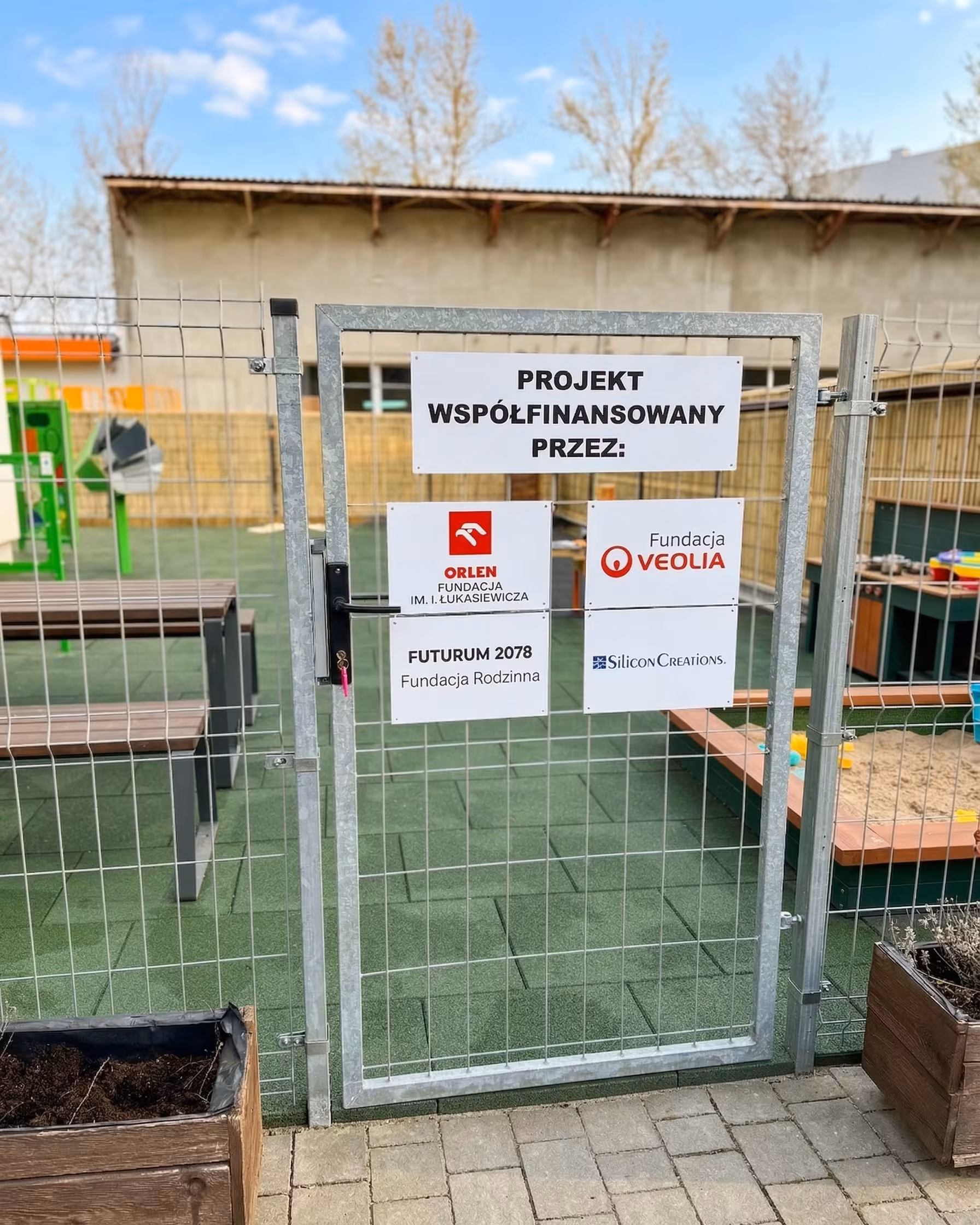 Strefa odpoczynku z&nbsp;elementami z&nbsp;recyklingu — ekologiczna część placu zabaw