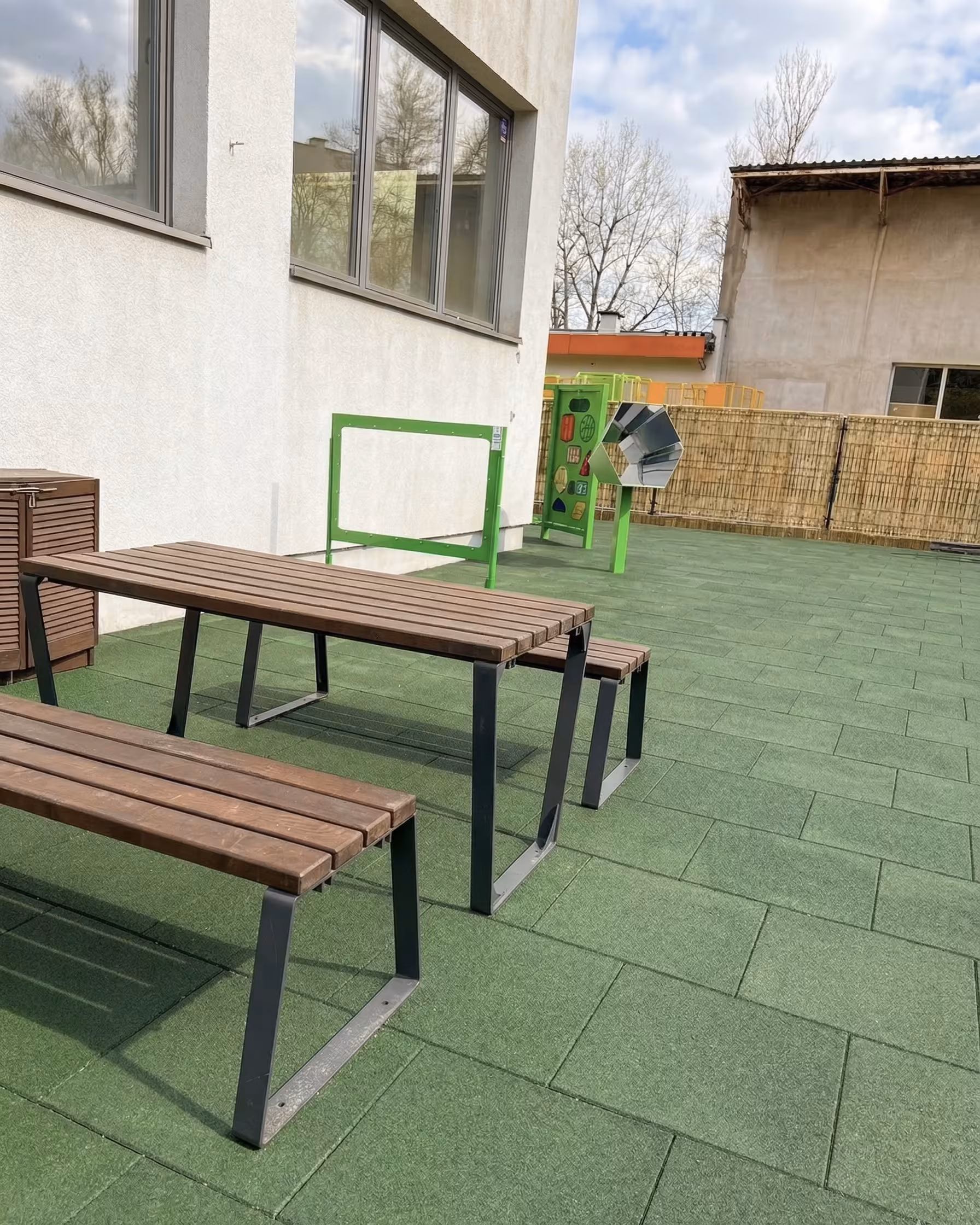 Plac zabaw Fundacji Po Stronie Dziecka — strefa integracji rówieśniczej